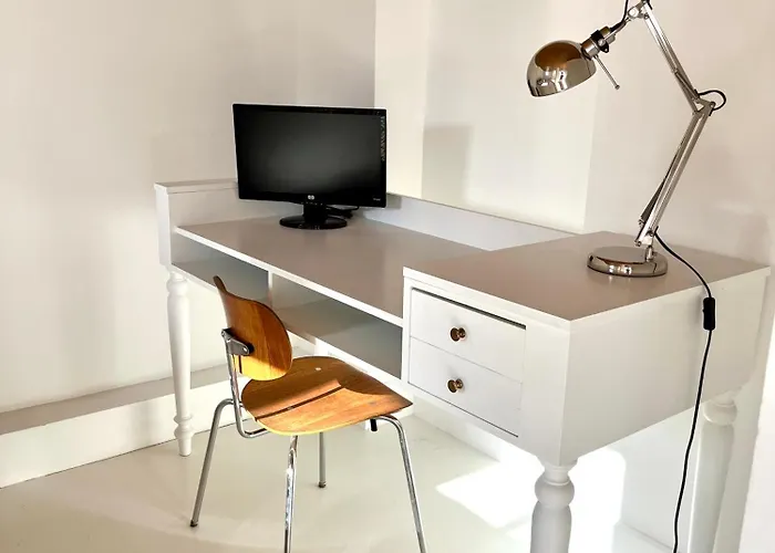 Charm And Style In Centre Apartment